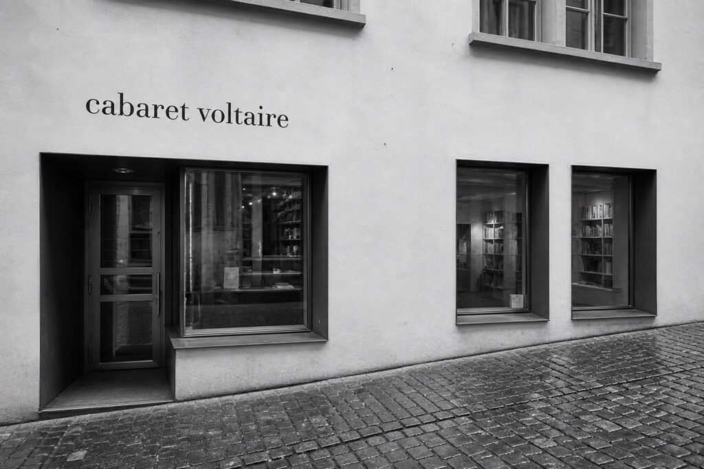 Schwarz-Weiss-Ansicht der Fassade des Cabaret Voltaire in Zürich
